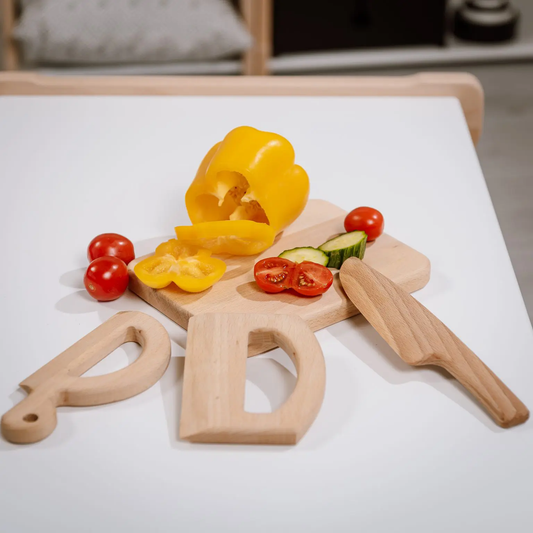 Set of 3 wooden knives with cutting board