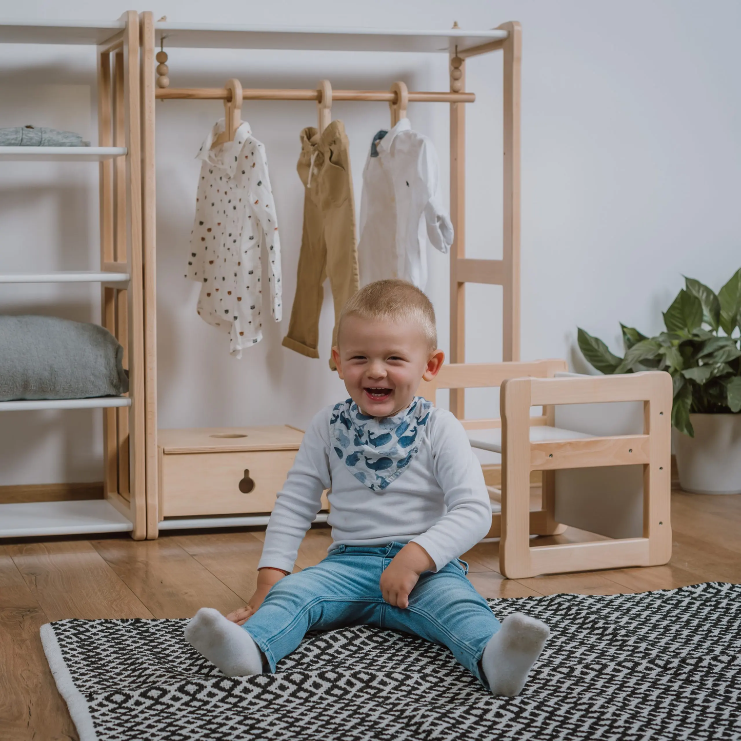 Montessori children's wardrobe combined with Montessori MAXI shelving
