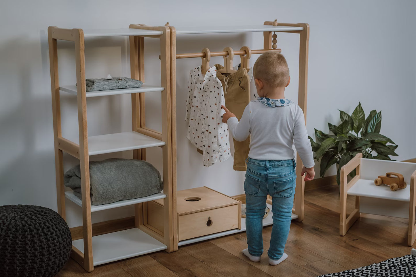 Montessori children's wardrobe combined with Montessori MAXI shelving